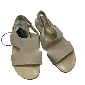 Brown Sandals Flats By Naturalizer, Size: 7.5 Brown Sandals Flats By Naturalizer, Size: 7.5