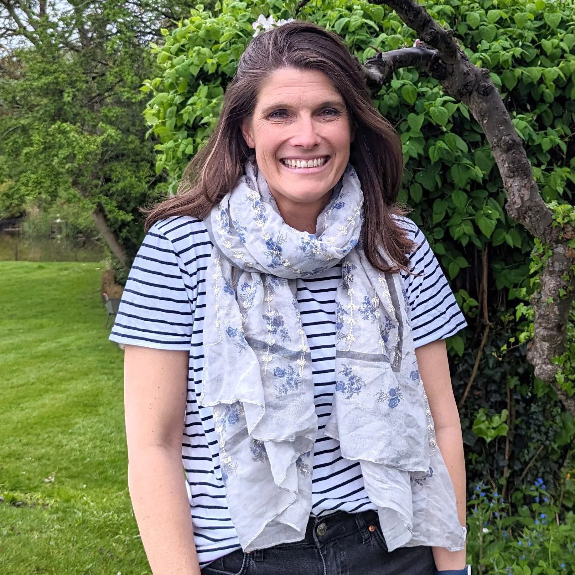 Embroidered Flower Ladies Fashion Scarf