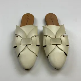 Sandals Flats By Time And Tru In White, Size: 7.5 Sandals Flats By Time And Tru In White, Size: 7.5